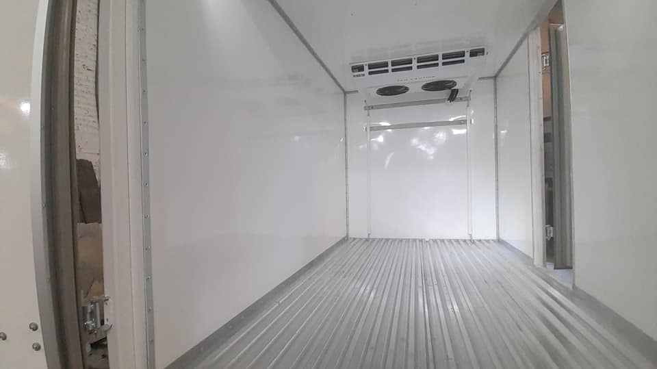 Interior aislado de caja térmica refrigerada