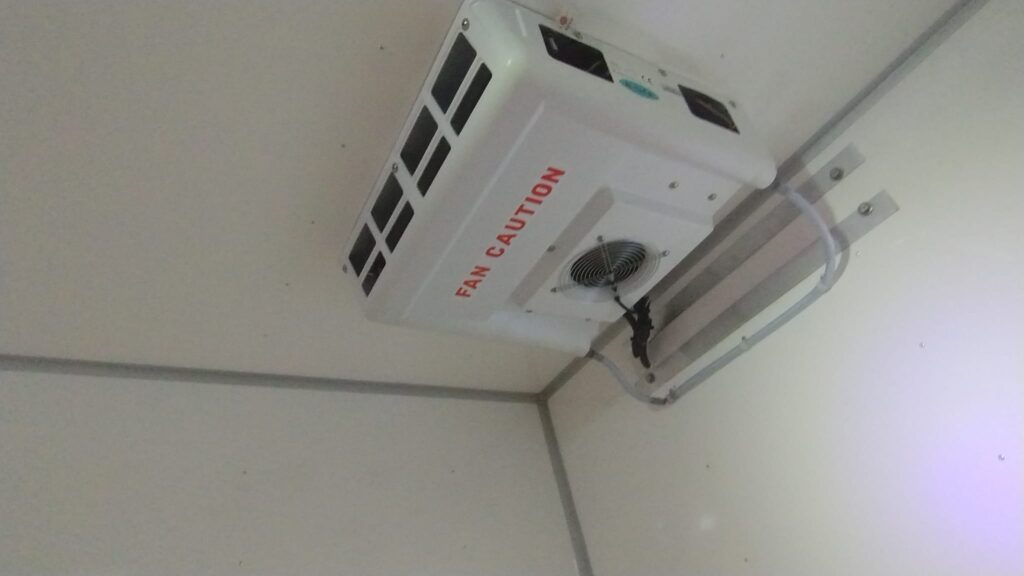 Equipo de refrigeración instalado en caja térmica
