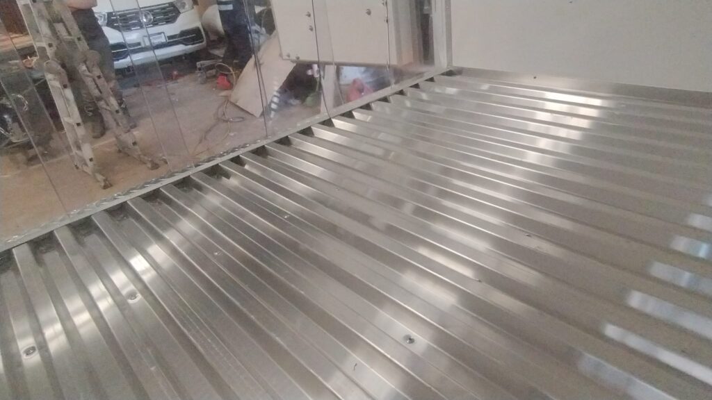 Interior de caja térmica para camión