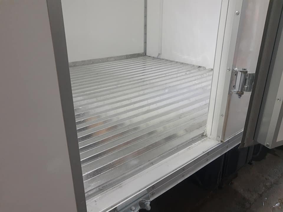 Interior de caja térmica para camión