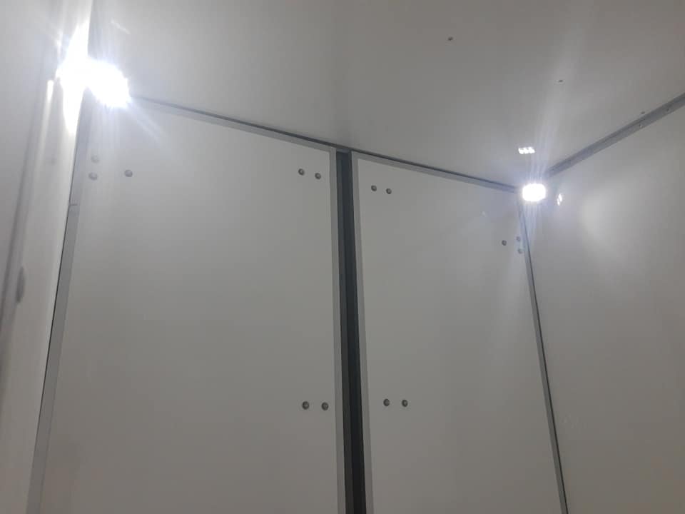 Interior aislado de caja térmica refrigerada