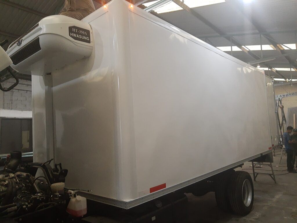 Caja térmica con equipo de refrigeración para camión